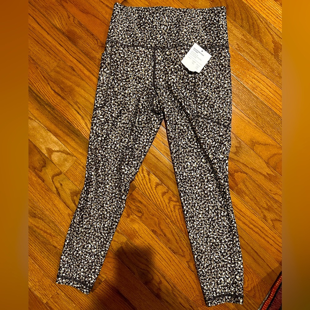 NWT Salutation Stash 7/8 Athleta tights size small